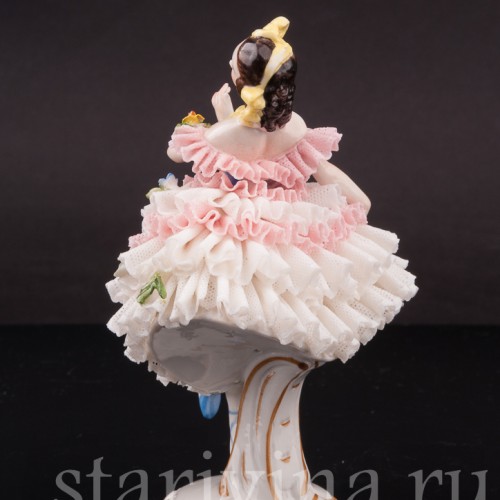 Статуэтка из фарфора Девушка, кружевная миниатюра, Volkstedt, Германия, вт. пол. 20 в.