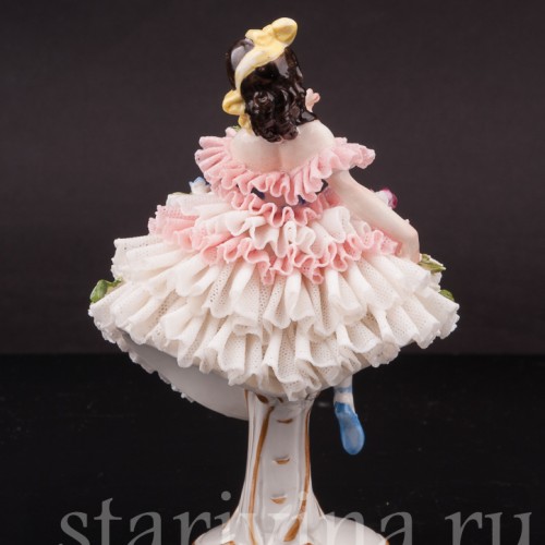 Статуэтка из фарфора Девушка, кружевная миниатюра, Volkstedt, Германия, вт. пол. 20 в.