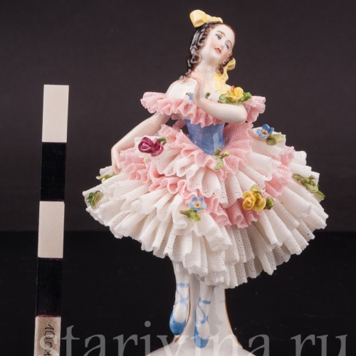 Статуэтка из фарфора Девушка, кружевная миниатюра, Volkstedt, Германия, вт. пол. 20 в.
