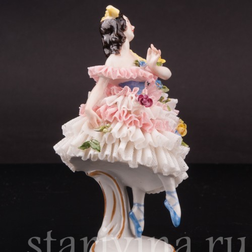 Статуэтка из фарфора Девушка, кружевная миниатюра, Volkstedt, Германия, вт. пол. 20 в.
