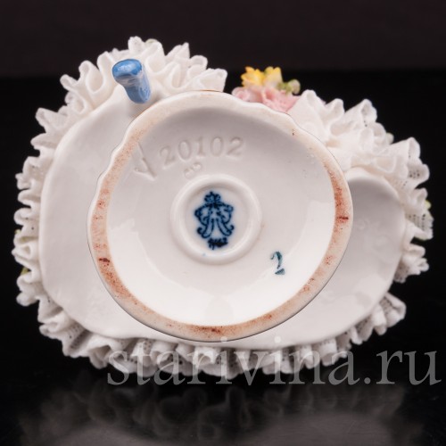 Статуэтка из фарфора Девушка, кружевная миниатюра, Volkstedt, Германия, вт. пол. 20 в.