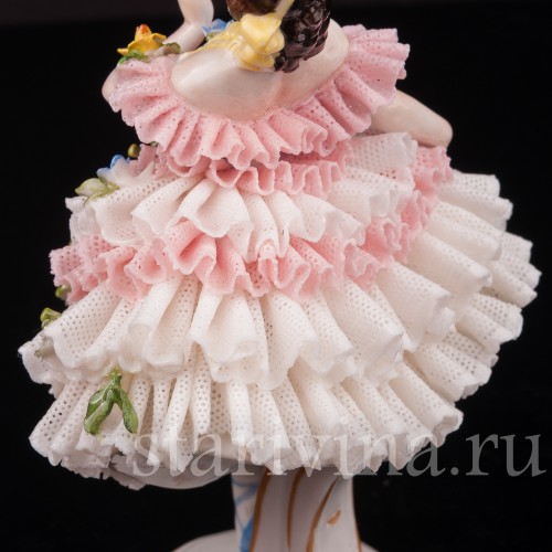 Статуэтка из фарфора Девушка, кружевная миниатюра, Volkstedt, Германия, вт. пол. 20 в.