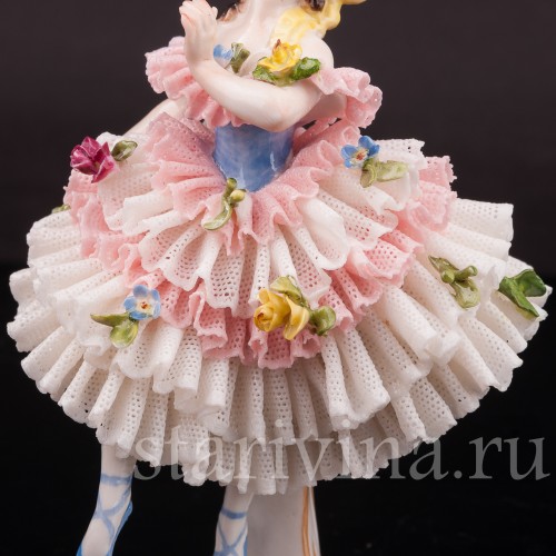 Статуэтка из фарфора Девушка, кружевная миниатюра, Volkstedt, Германия, вт. пол. 20 в.