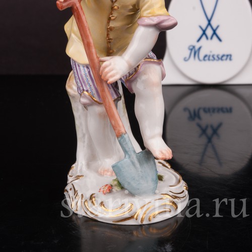 Фигурка из фарфора Мальчик с лопатой Meissen, Германия, 1950 г.