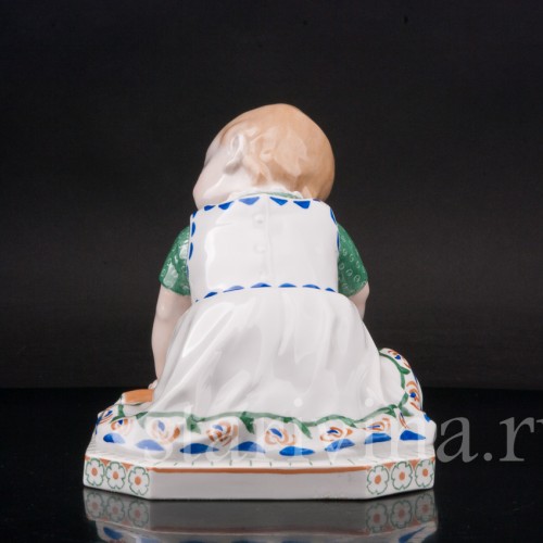 Фигурка из фарфора Девочка с куклой, Schwarzburger, Германия, нач. 20 в.