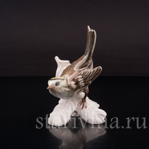 Фигурка птицы из фарфора Королёк на еловой ветке Goebel, Германия, 1967 г.