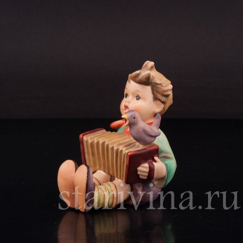 Фигурка из фарфора Мальчик с гармошкой Goebel, Германия, 1990 гг.