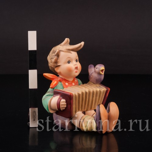 Фигурка из фарфора Мальчик с гармошкой Goebel, Германия, 1990 гг.