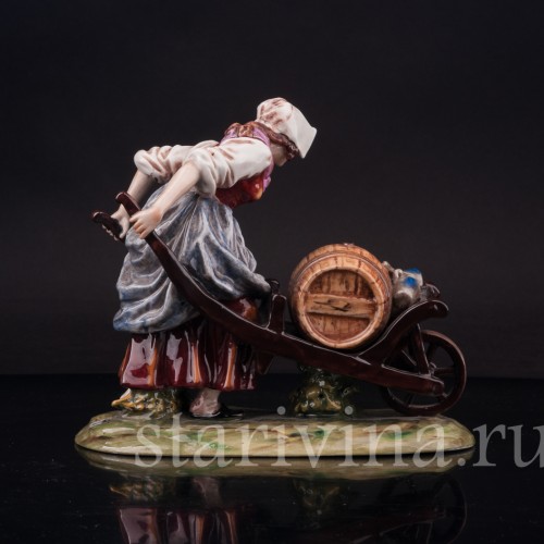 Фарфоровая статуэтка Продавщица напитков, девушка с бочкой, Ernst Bohne Sohne, Германия, пер. пол. 20 в.