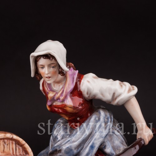 Фарфоровая статуэтка Продавщица напитков, девушка с бочкой, Ernst Bohne Sohne, Германия, пер. пол. 20 в.