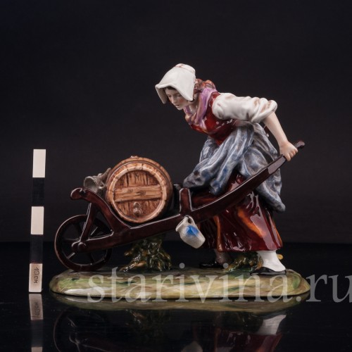 Фарфоровая статуэтка Продавщица напитков, девушка с бочкой, Ernst Bohne Sohne, Германия, пер. пол. 20 в.