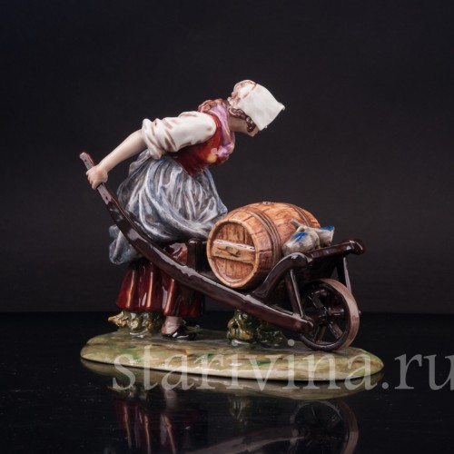 Фарфоровая статуэтка Продавщица напитков, девушка с бочкой, Ernst Bohne Sohne, Германия, пер. пол. 20 в.