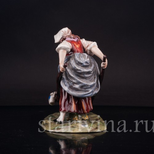 Фарфоровая статуэтка Продавщица напитков, девушка с бочкой, Ernst Bohne Sohne, Германия, пер. пол. 20 в.