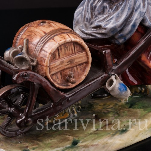 Фарфоровая статуэтка Продавщица напитков, девушка с бочкой, Ernst Bohne Sohne, Германия, пер. пол. 20 в.