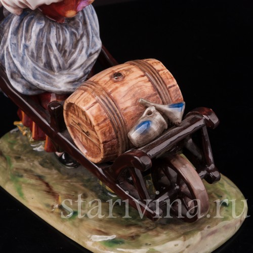 Фарфоровая статуэтка Продавщица напитков, девушка с бочкой, Ernst Bohne Sohne, Германия, пер. пол. 20 в.