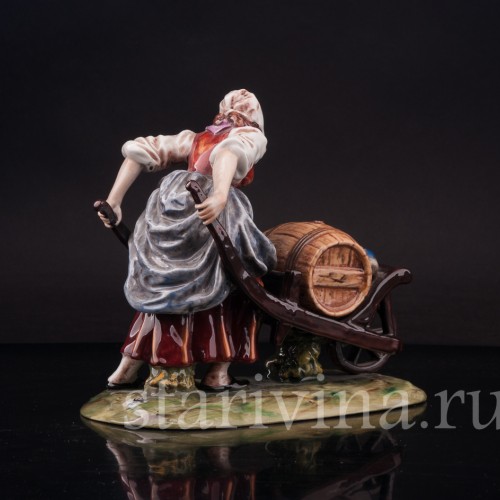 Фарфоровая статуэтка Продавщица напитков, девушка с бочкой, Ernst Bohne Sohne, Германия, пер. пол. 20 в.