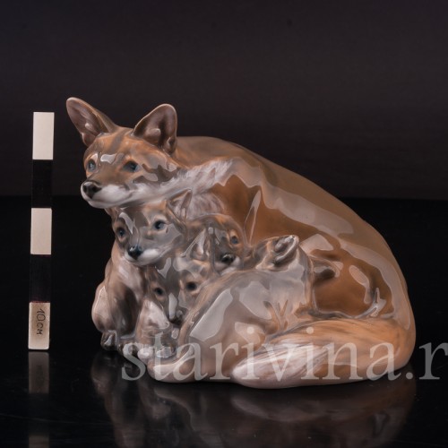 Фарфоровая статуэтка Лиса с лисятами, Royal Copenhagen, Дания, 1952 год.