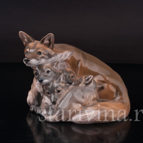 Фарфоровая статуэтка Лиса с лисятами, Royal Copenhagen, Дания, 1952 год.