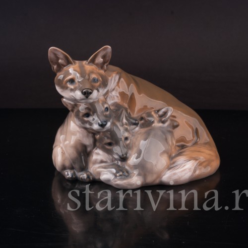 Фарфоровая статуэтка Лиса с лисятами, Royal Copenhagen, Дания, 1952 год.