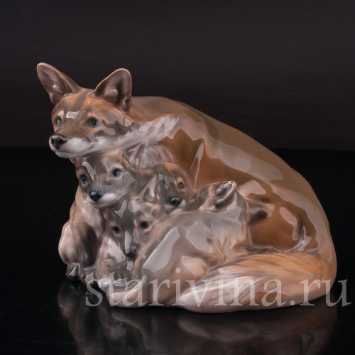 Фарфоровая статуэтка Лиса с лисятами, Royal Copenhagen, Дания, 1952 год.