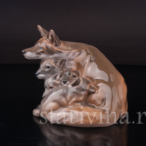 Фарфоровая статуэтка Лиса с лисятами, Royal Copenhagen, Дания, 1952 год.