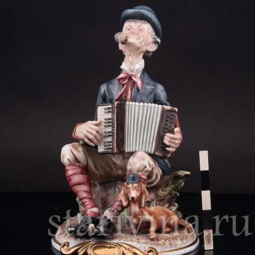 Фарфоровая композиция Мужчина с аккордеоном и таксой, Capodimonte, Италия, сер. 20 века.