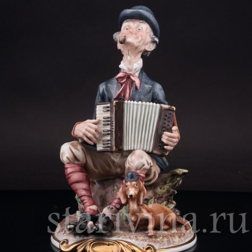 Фарфоровая композиция Мужчина с аккордеоном и таксой, Capodimonte, Италия, сер. 20 века.