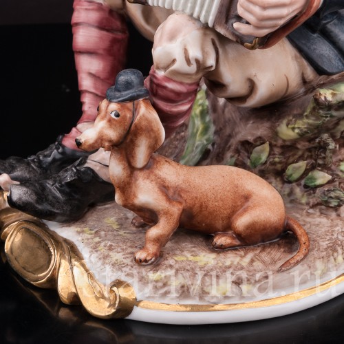 Фарфоровая композиция Мужчина с аккордеоном и таксой, Capodimonte, Италия, сер. 20 века.