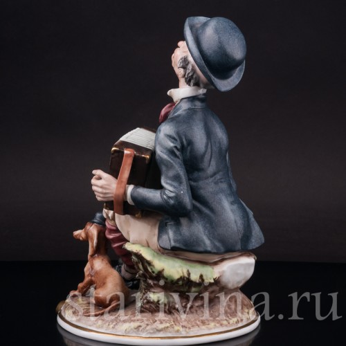 Фарфоровая композиция Мужчина с аккордеоном и таксой, Capodimonte, Италия, сер. 20 века.