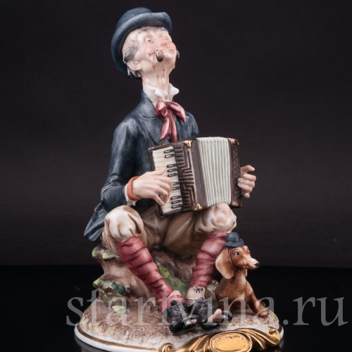 Фарфоровая композиция Мужчина с аккордеоном и таксой, Capodimonte, Италия, сер. 20 века.