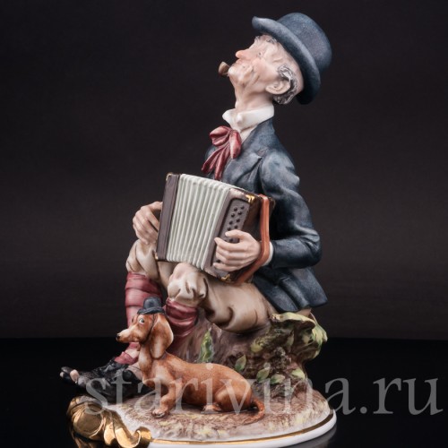 Фарфоровая композиция Мужчина с аккордеоном и таксой, Capodimonte, Италия, сер. 20 века.