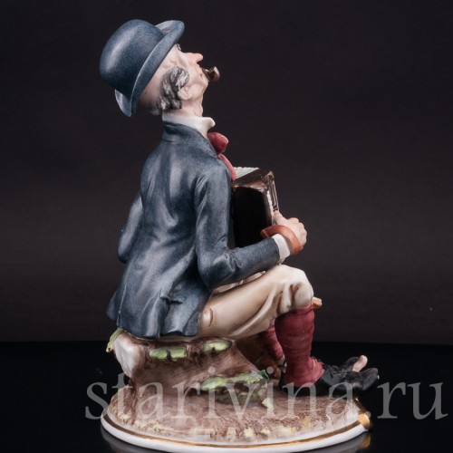 Фарфоровая композиция Мужчина с аккордеоном и таксой, Capodimonte, Италия, сер. 20 века.