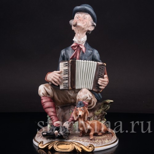 Фарфоровая композиция Мужчина с аккордеоном и таксой, Capodimonte, Италия, сер. 20 века.
