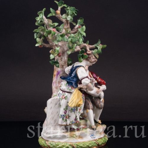 Фарфоровая композиция Пара с овечкой под деревом, Volkstedt, Германия, кон. 19 в.