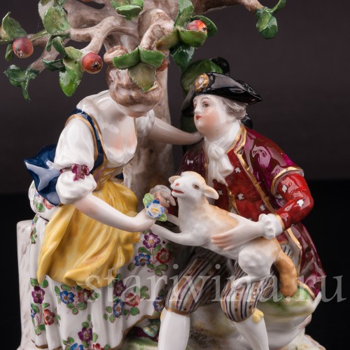 Фарфоровая композиция Пара с овечкой под деревом, Volkstedt, Германия, кон. 19 в.