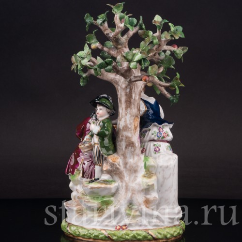 Фарфоровая композиция Пара с овечкой под деревом, Volkstedt, Германия, кон. 19 в.