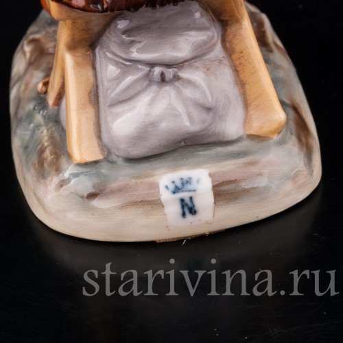 Фигурка из фарфора Странствующий музыкант с рожком Ernst Bohne Sohne, Германия, нач. 20 в.