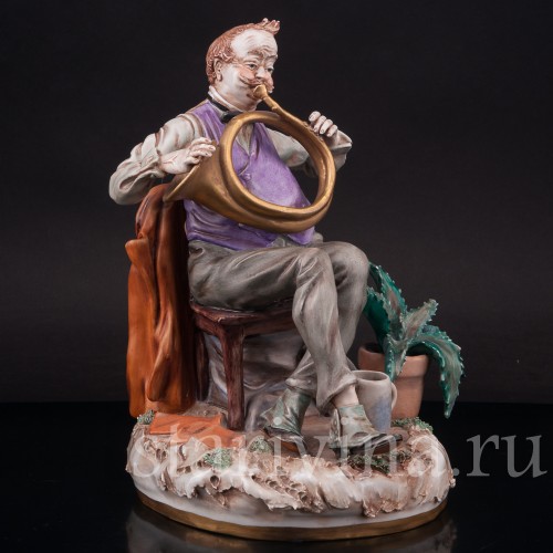 Фарфоровая статуэтка Любимый инструмент, мужчина с рожком Scheibe-Alsbach, Германия, сер. 20 века.