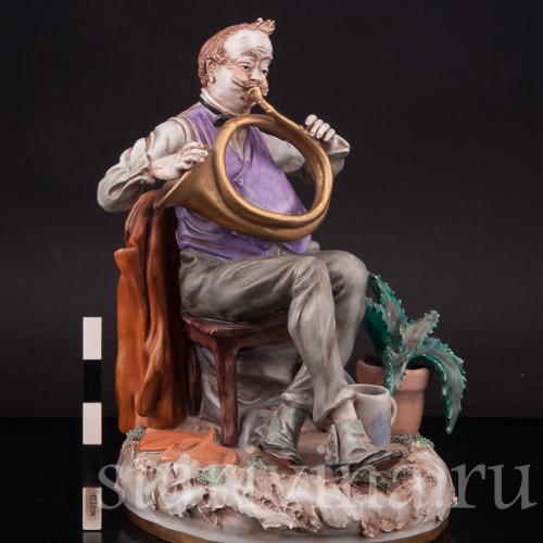 Фарфоровая статуэтка Любимый инструмент, мужчина с рожком Scheibe-Alsbach, Германия, сер. 20 века.