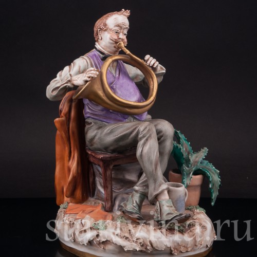 Фарфоровая статуэтка Любимый инструмент, мужчина с рожком Scheibe-Alsbach, Германия, сер. 20 века.