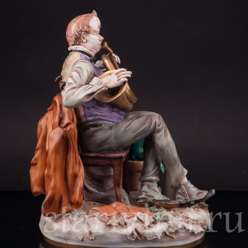 Фарфоровая статуэтка Любимый инструмент, мужчина с рожком Scheibe-Alsbach, Германия, сер. 20 века.