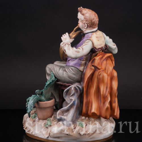 Фарфоровая статуэтка Любимый инструмент, мужчина с рожком Scheibe-Alsbach, Германия, сер. 20 века.