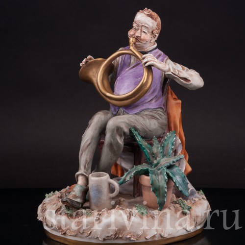 Фарфоровая статуэтка Любимый инструмент, мужчина с рожком Scheibe-Alsbach, Германия, сер. 20 века.