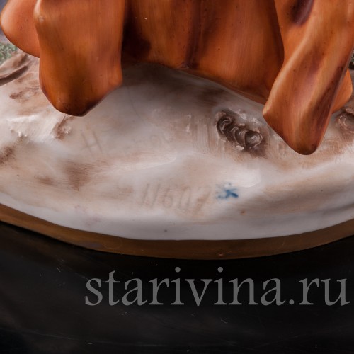 Фарфоровая статуэтка Любимый инструмент, мужчина с рожком Scheibe-Alsbach, Германия, сер. 20 века.