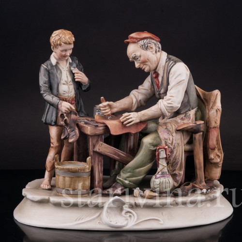 Композиция из фарфора Башмачник за работой, Pucci, Capodimonte, Италия, вт. пол. 20 в.