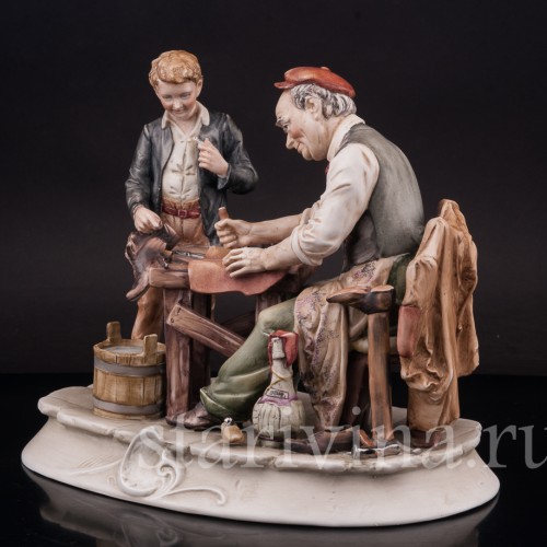 Композиция из фарфора Башмачник за работой, Pucci, Capodimonte, Италия, вт. пол. 20 в.