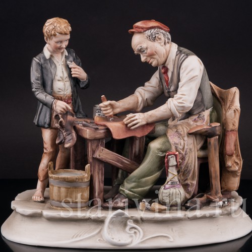 Композиция из фарфора Башмачник за работой, Pucci, Capodimonte, Италия, вт. пол. 20 в.