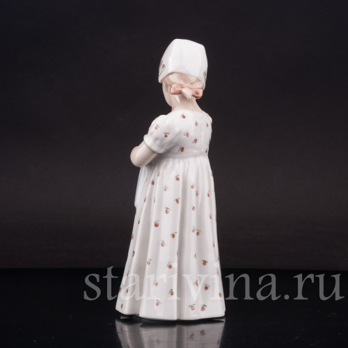 Фигурка из фарфора Девочка с куклой Bing & Grondahl, Дания, 1952-58 гг.