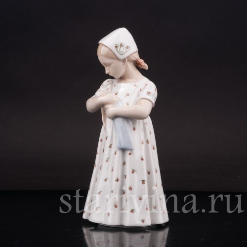 Фигурка из фарфора Девочка с куклой Bing & Grondahl, Дания, 1952-58 гг.