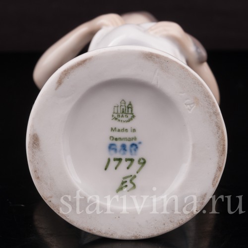 Фигурка из фарфора Девочка с котенком Bing & Grondahl, Дания, 1952-58 гг.